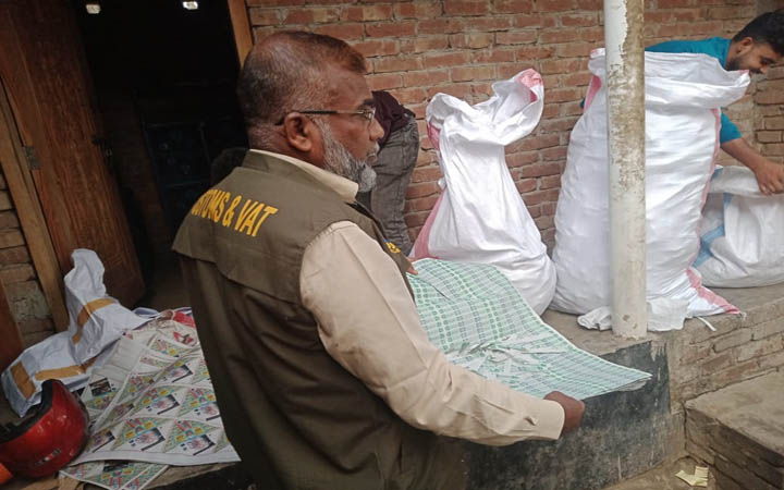 কুষ্টিয়ায় নকল আকিজ বিড়িসহ উপকরণ জব্দ